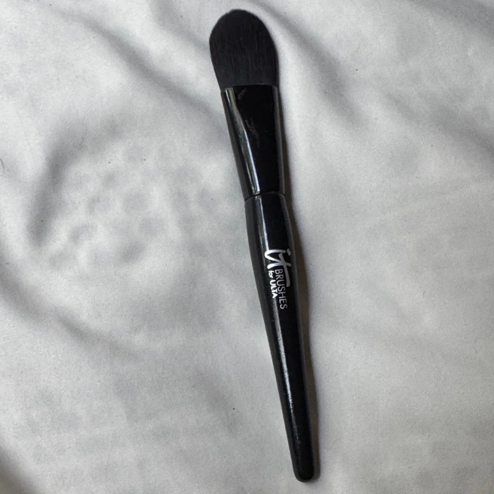 IT Cosmetics Black Silky Foundation Brush